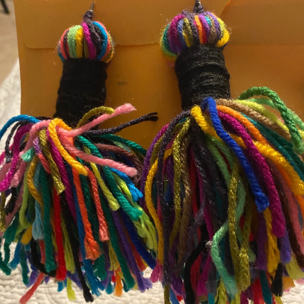 Fashion earrings made from yarn